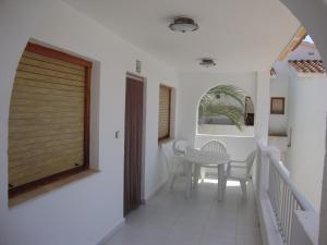 ein Raum mit einem Tisch und Stühlen und einem Fenster in der Unterkunft Alquileres Cap y Corp in Alcossebre