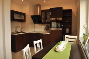 eine Küche und ein Esszimmer mit einem Tisch und Stühlen in der Unterkunft Ferienwohnungen Gehlberg in Gehlberg