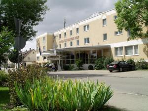 un hotel con auto parcheggiate di fronte di AKZENT Hotel Restaurant Altdorfer Hof a Weingarten