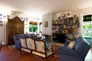 a living room with blue couches and a fireplace at Villa Bellaria B&B in Alseno
