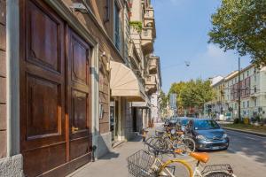 eine Gruppe von Fahrrädern, die auf einem Bürgersteig neben einer Straße geparkt sind in der Unterkunft The Best Rent - Apartment near Porta Romana in Mailand