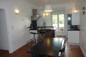 a kitchen and dining room with a table and chairs at Appartement Meurisse 7 in Metz