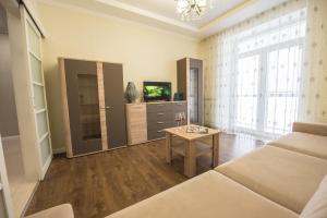 una sala de estar con un sofá y una mesa en Apartment Atlantis, en Járkov