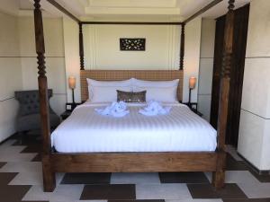 A bed or beds in a room at Anshel Hotel Seminyak