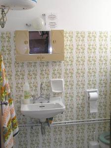 een badkamer met een wastafel en een toilet bij Hotel Maroulis in Naxos Chora