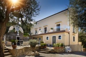 Villa con jardín frente a un edificio en MelRose Relais en Massa Lubrense