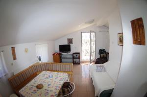 een kleine kamer met een bed en een tafel bij Apartments Kreso in Fažana