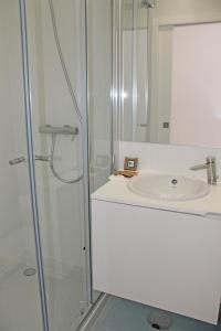 Un baño blanco con lavabo y ducha. en Boavista Class Inn, en Oporto 37 fotos más