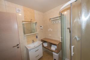 格羅蘇普列的住宿－哥希崎旅館，浴室配有卫生间、盥洗盆和淋浴。