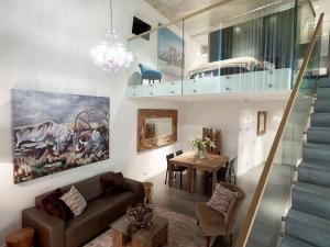 una sala de estar con un sofá y una mesa en VISIONAPARTMENTS Wolframplatz - contactless check-in, en Zúrich