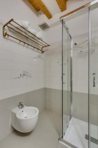 y baño con lavabo y ducha acristalada. en Appartamento Arco en Padova