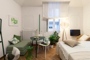 Un dormitorio con una cama, una mesa y una silla. en Limoncello Rooms, en Salerno
