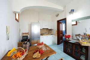 アマルフィにあるAmalfi Super Panoramicoのキッチン(木製テーブル、フルーツ付)
