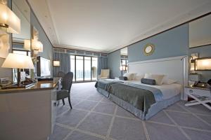 a bedroom with a bed and a desk in a room at Grande Real Villa Itália Hotel & Spa in Cascais