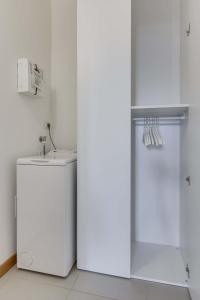 La cuisine est équipée d'un réfrigérateur et d'un évier. dans l'établissement Appartamento Arco, à Padoue