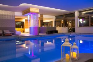 een huis met een zwembad in de nacht bij Hotel Abano Astoria in Abano Terme