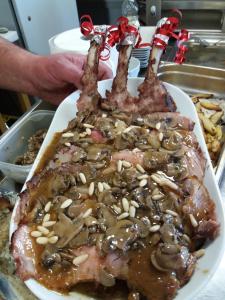 una persona che tiene in mano un piatto di carne con funghi di I Gelsi e i Castagni a Polverara