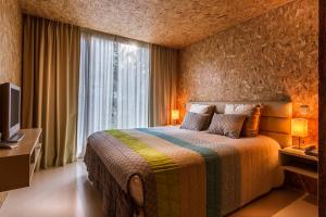 una camera d'albergo con letto e finestra di Encosta do Paraíso - Apartamentos Turísticos a Guimarães