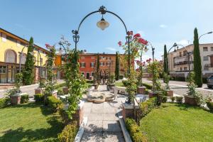 un giardino con piante in vaso in un cortile di Hotel Villa Malaspina a Castel d'Azzano