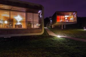 una casa con vistas al patio por la noche en Encosta do Paraíso - Apartamentos Turísticos en Guimarães