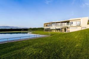 a large building with a lake in front of it at Paraíso Villas & Spa in Guimarães