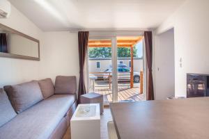 Posezení v ubytování Mobile Homes Rapoća