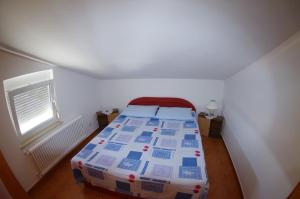 een slaapkamer met een bed in een kamer met een raam bij Apartments Kreso in Fažana