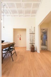 リスボンにあるAssuncao Apartmentの木製テーブルが備わる広い客室です。