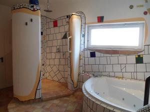 Et badeværelse på Hotel Schloonsee Garni