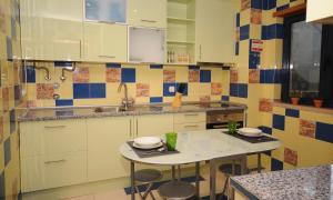 una cucina con un lavello e un tavolo con sgabelli di AlgarveFlat ad Albufeira