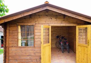 un cobertizo de madera con dos bicicletas estacionadas en él en Mas El Ferrés, en Joanetes