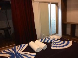 un letto con asciugamani e finestra di Maafushi View a Maafushi