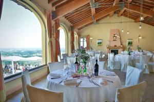 Un restaurante o sitio para comer en Canonica di Corteranzo