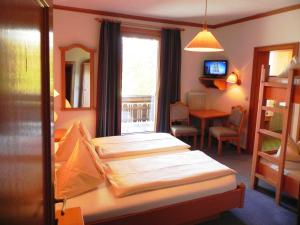 Un pat sau paturi într-o cameră la Hotel Laserz