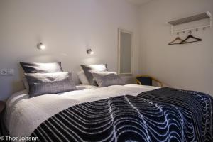 Tempat tidur dalam kamar di Hotel Hjardarbol