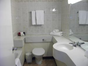 A bathroom at Carlton Park Hotel Rotherham