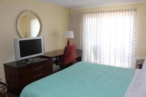 TV a/nebo společenská místnost v ubytování Seaside Inn & Suites