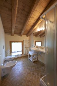 baño grande con 2 lavabos y ducha en Agriturismo la paterna, en Giavera del Montello