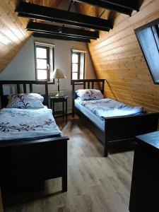 2 letti in una camera con pareti in legno di Rütsche 10 a Limburg an der Lahn