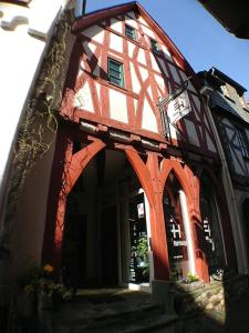 un edificio rosso e bianco con ingresso di Rütsche 10 a Limburg an der Lahn