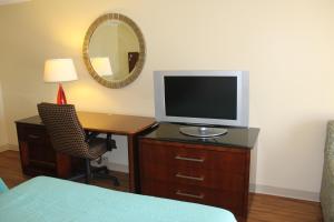 TV a/nebo společenská místnost v ubytování Seaside Inn & Suites