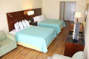 Postel nebo postele na pokoji v ubytování Seaside Inn & Suites