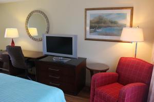 TV a/nebo společenská místnost v ubytování Seaside Inn & Suites