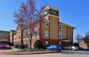 un edificio de hotel con coches aparcados en un aparcamiento en Extended Stay America Suites - Oklahoma City - NW Expressway, en Oklahoma City