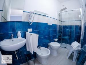 Koupelna v ubytování ReginElena B&B + 23 fotografií