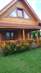 ミコワイキにあるLetniskowy domek z bala w Mikołajkachの花の家
