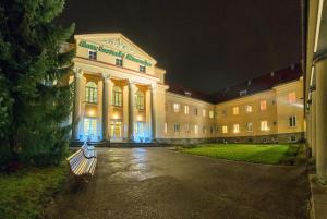 Nowe Łazienki Mineralne في كرينيتسا زدروي: مبنى أمامه جلسة في الليل
