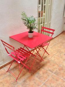 マドリードにあるApartamento Deliciasの赤いテーブル(椅子2脚付)