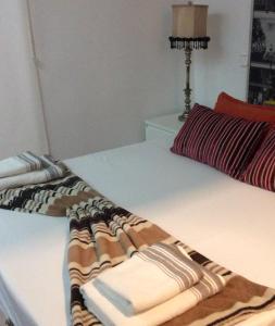 マドリードにあるApartamento Deliciasのベッドルーム1室(ベッド1台、タオル2枚付)