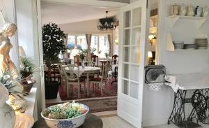 Hotell Viking في أوديفالا: مطبخ وغرفة طعام مع طاولة وكراسي